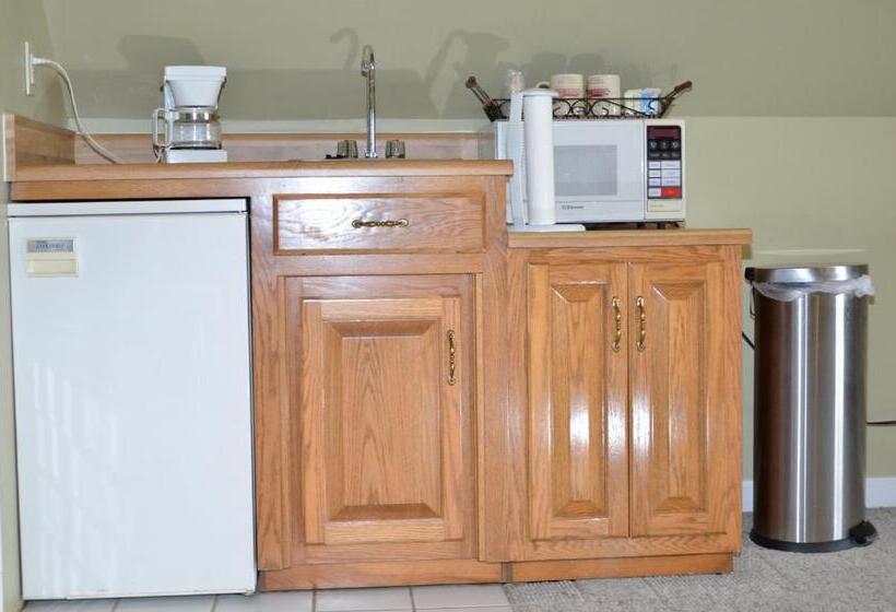 Отель Four Seasons Country Inn