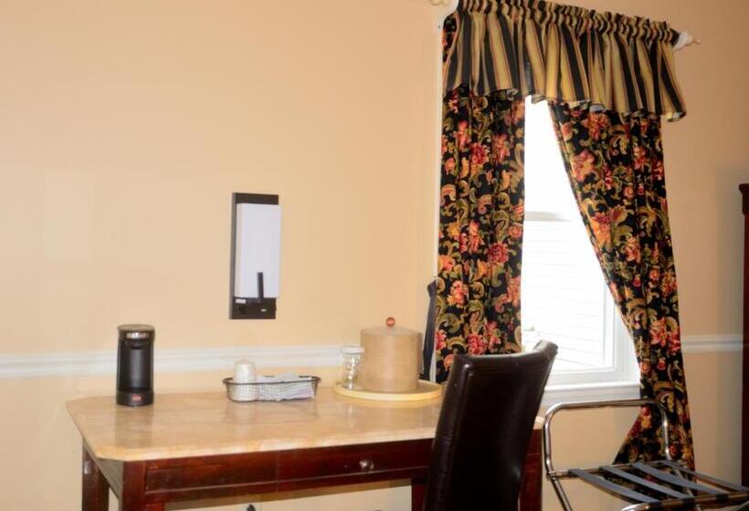 Отель Four Seasons Country Inn