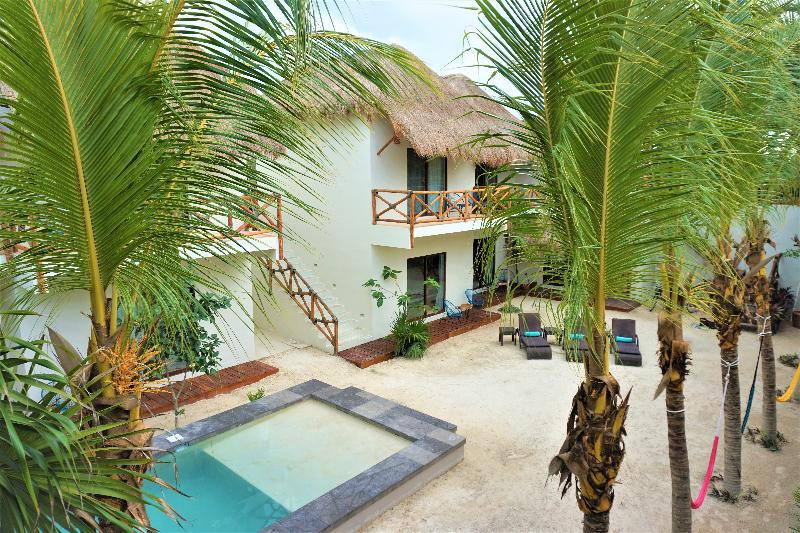 هتل La Puerta Azul Beachfront  Adults Only
