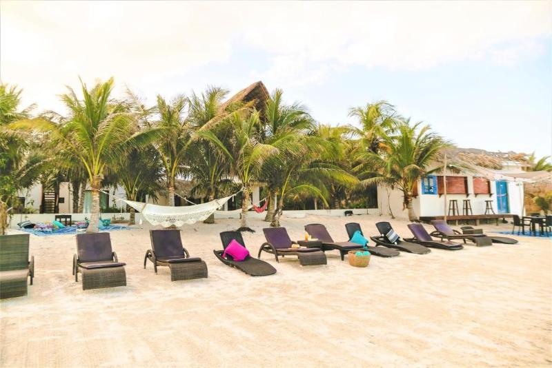 هتل La Puerta Azul Beachfront  Adults Only