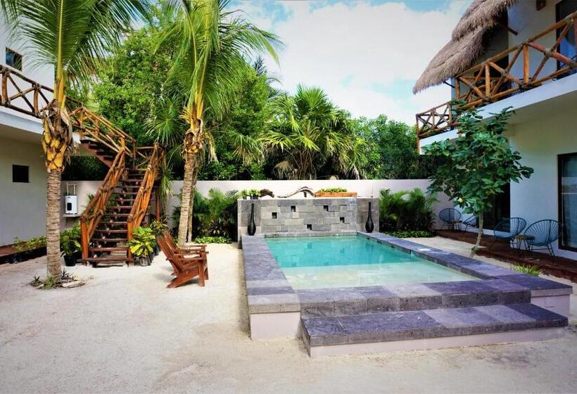 هتل La Puerta Azul Beachfront  Adults Only