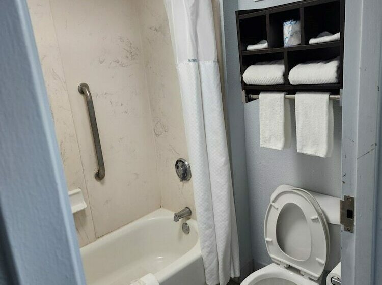 בית מלון כפרי Suburban Studios Hinesville   Fort Stewart Area
