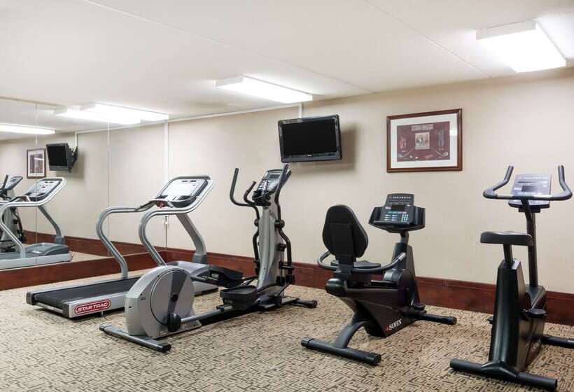 בית מלון כפרי Baymont By Wyndham Clarksville Northeast