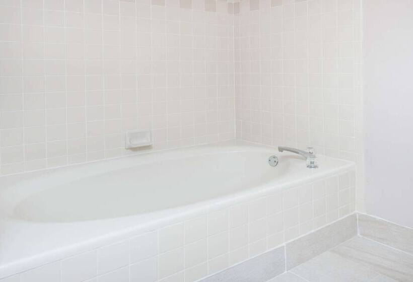 בית מלון כפרי Baymont By Wyndham Clarksville Northeast