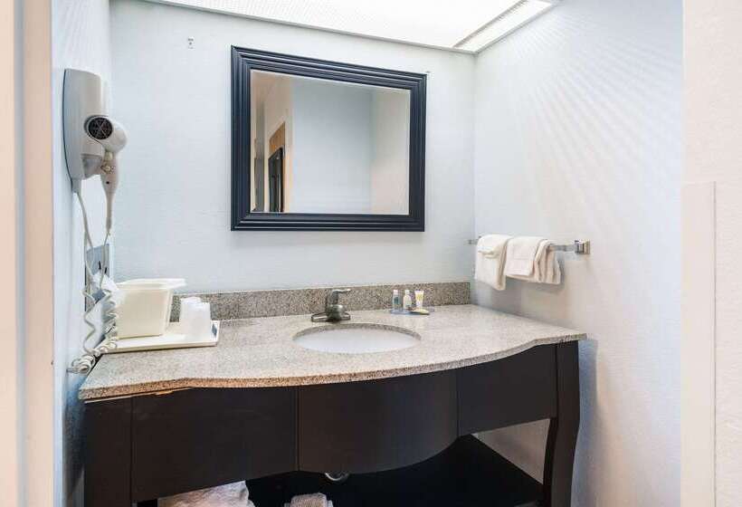 فندق Clarion Inn Cleveland Near University