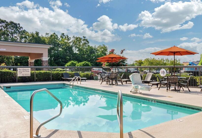 فندق Hampton Inn Adel