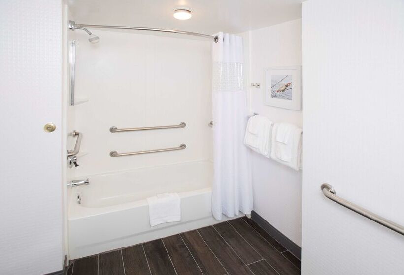 هتل Hampton Inn & Suites Annapolis