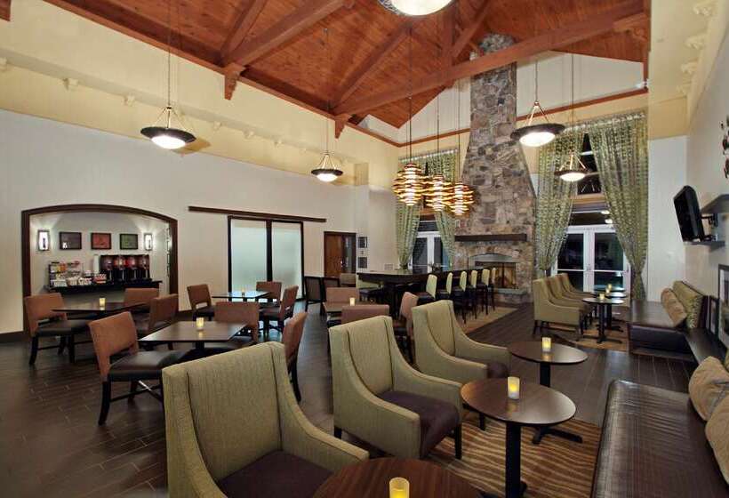 Отель Hampton Inn & Suites Newtown