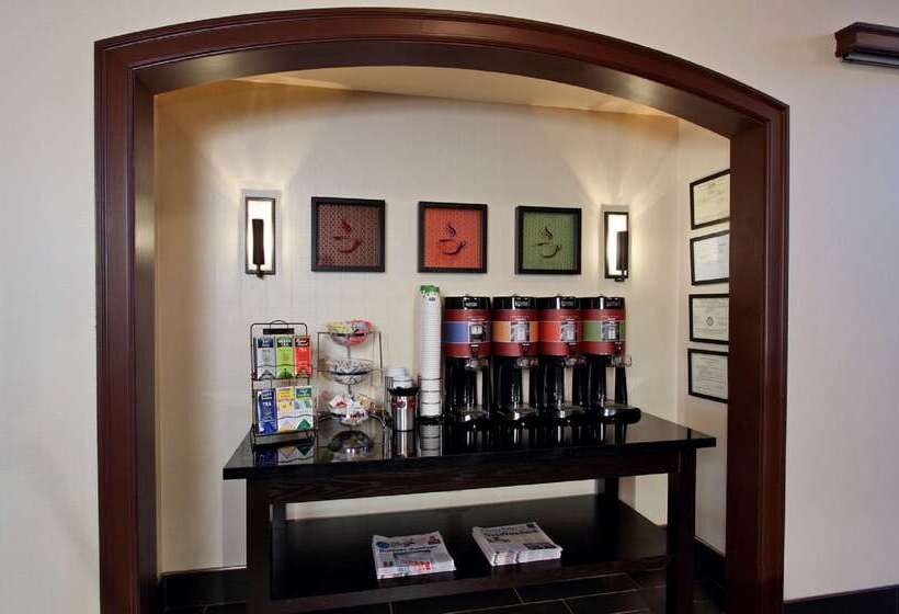 Отель Hampton Inn & Suites Newtown
