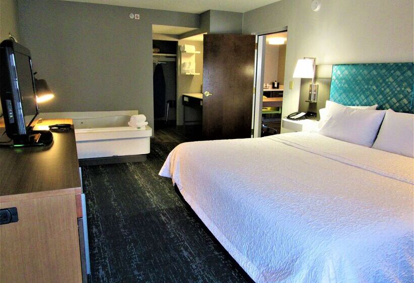Отель Hampton Inn & Suites Newtown