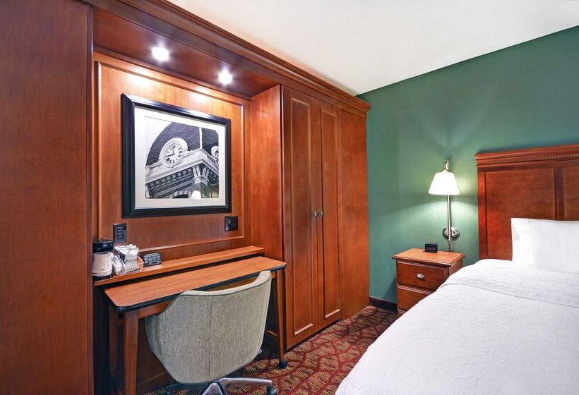 هتل Hampton Inn Athens