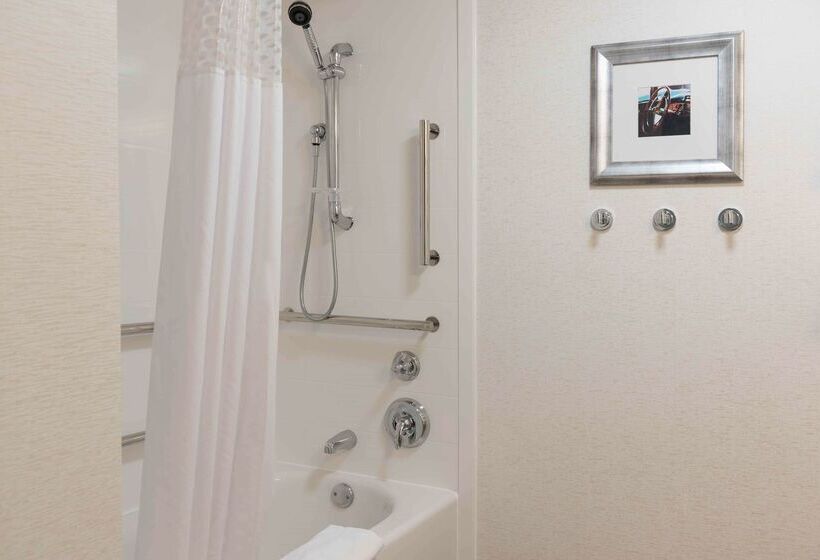 هتل Hampton Inn Grand Rapids North
