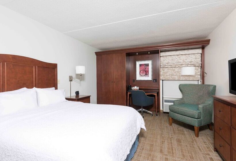 هتل Hampton Inn Grand Rapids North