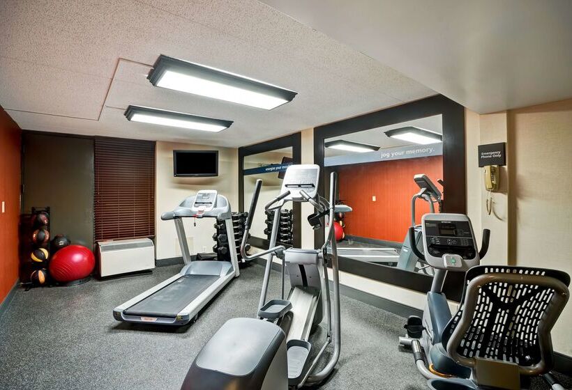 هتل Hampton Inn Norfolk Naval Base