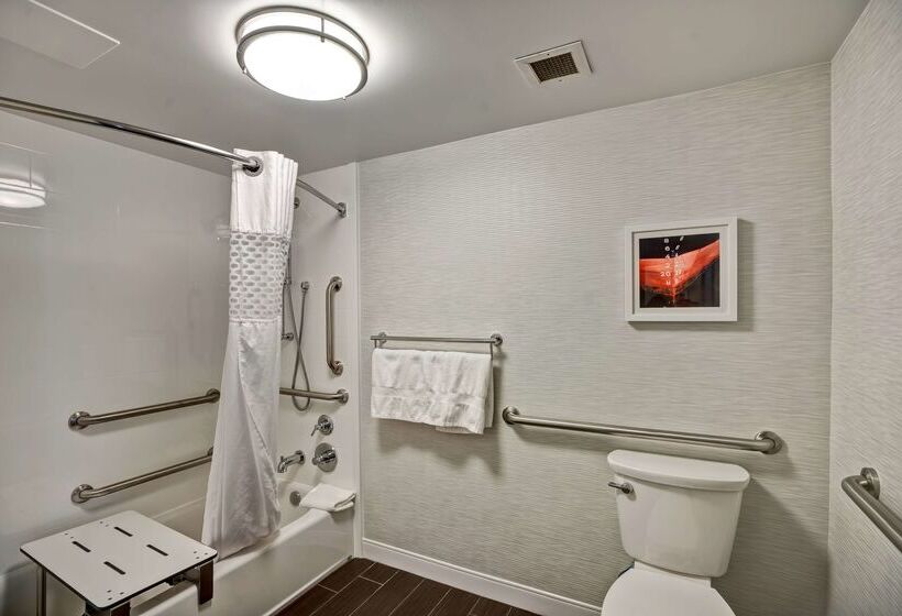 هتل Hampton Inn Norfolk Naval Base