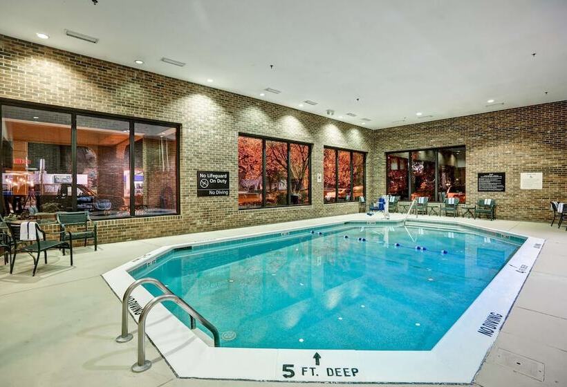 هتل Hampton Inn Norfolk Naval Base