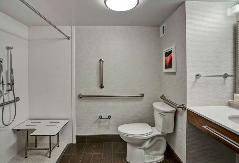 هتل Hampton Inn Norfolk Naval Base