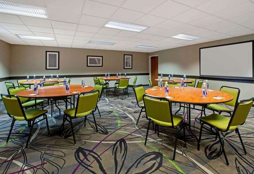 هتل La Quinta Inn & Suites By Wyndham Detroit Metro Airport