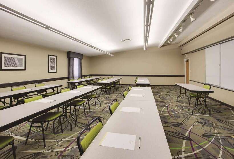 هتل La Quinta Inn & Suites By Wyndham Detroit Metro Airport