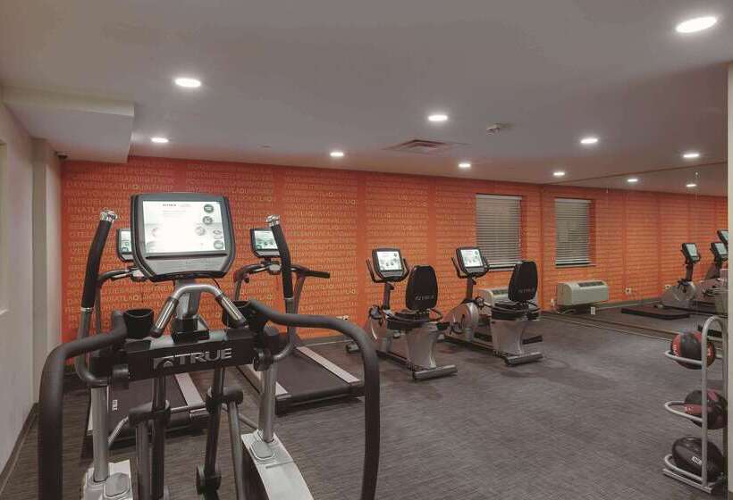 هتل La Quinta Inn & Suites By Wyndham Detroit Metro Airport