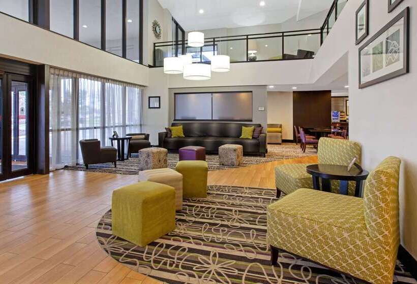 هتل La Quinta Inn & Suites By Wyndham Detroit Metro Airport