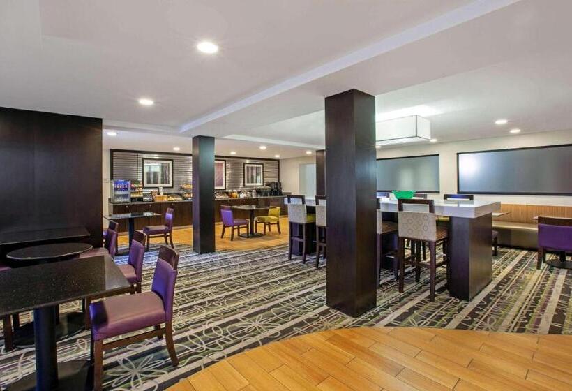 هتل La Quinta Inn & Suites By Wyndham Detroit Metro Airport