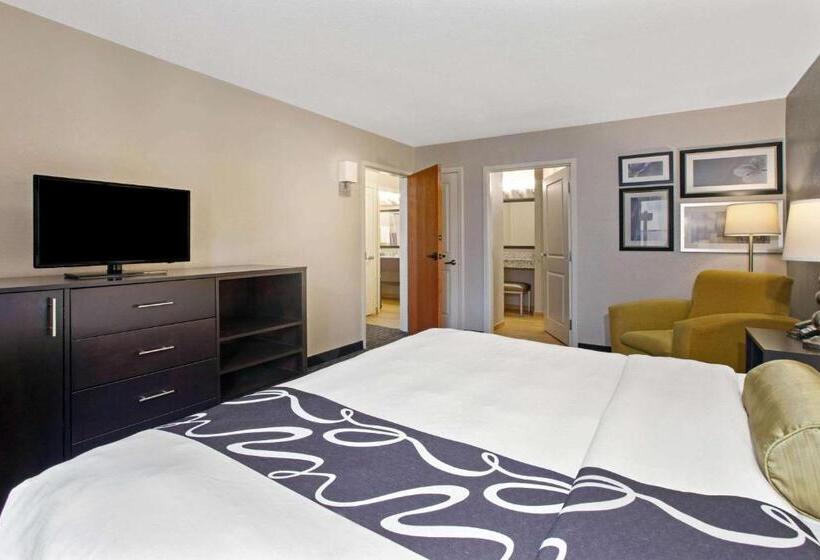 هتل La Quinta Inn & Suites By Wyndham Detroit Metro Airport