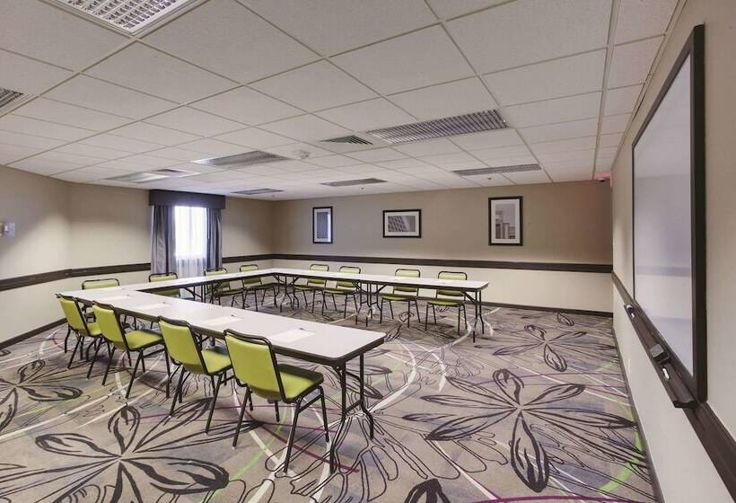 هتل La Quinta Inn & Suites By Wyndham Detroit Metro Airport