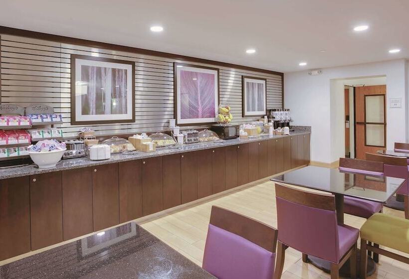 هتل La Quinta Inn & Suites By Wyndham Detroit Metro Airport