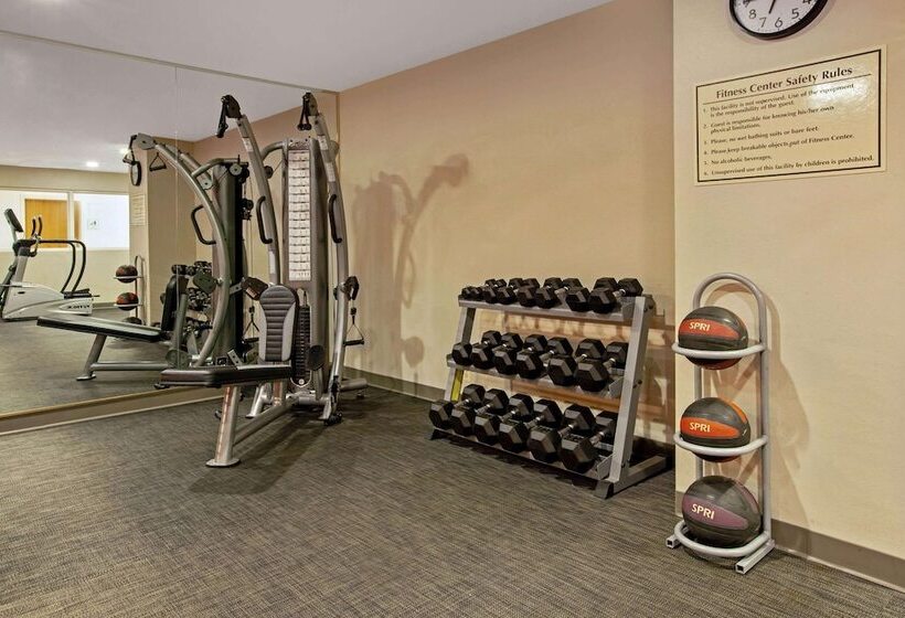 هتل La Quinta Inn & Suites By Wyndham Detroit Metro Airport