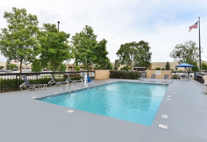 هتل Quality Inn At The Mall  Valdosta