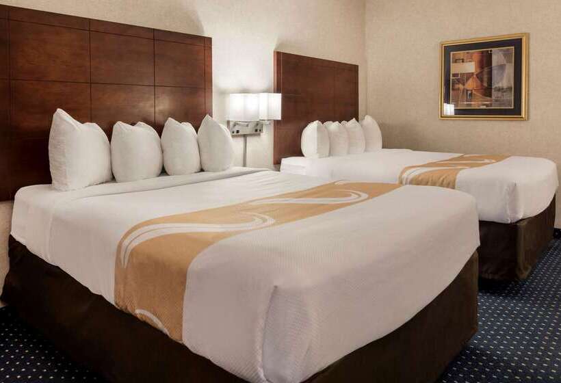בית מלון כפרי Quality Inn Auburn Hills   Detroit North