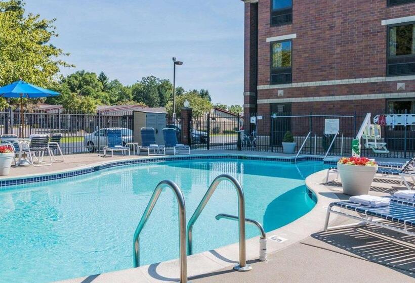 בית מלון כפרי Quality Inn Auburn Hills Detroit North