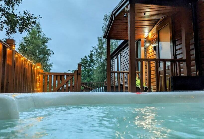 Felmoor Lodge   Sleeps 4, Hot Tub & Parking