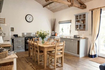 Elliotts Barns