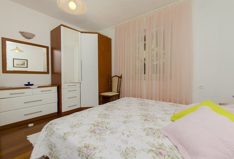 Apartments And Rooms Vojmir