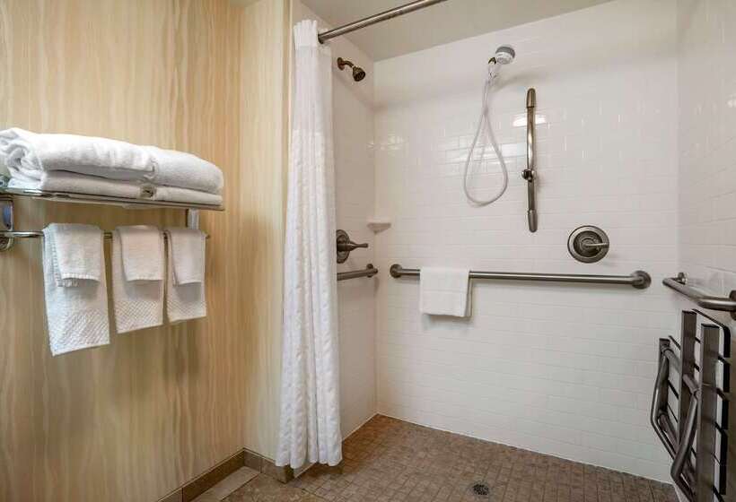 هتل Comfort Inn & Suites Newark  Wilmington