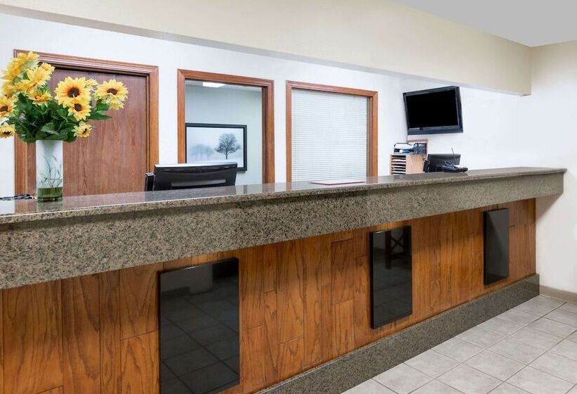 هتل Days Inn & Suites By Wyndham Des Moines Airport