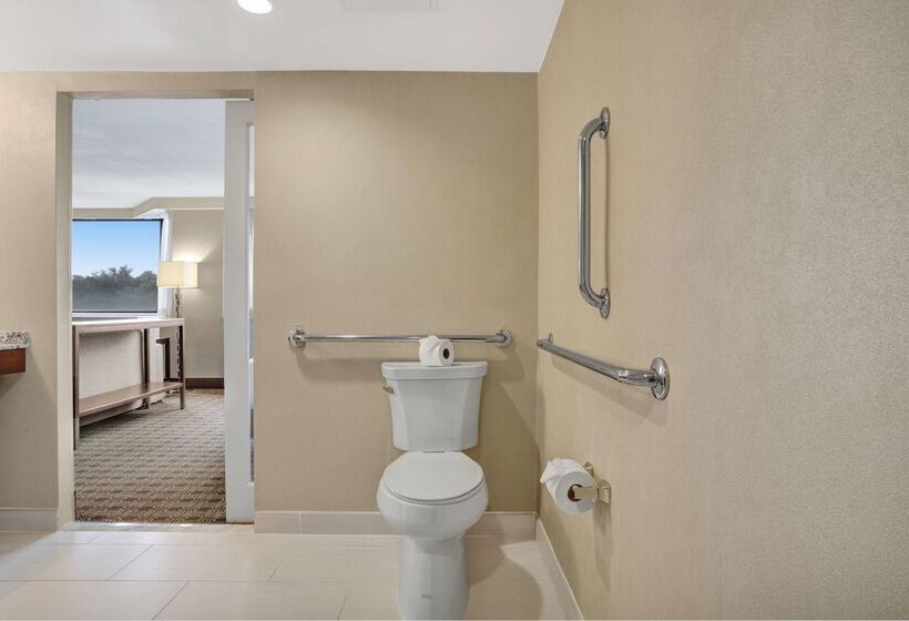 هتل Hilton Arlington National Landing