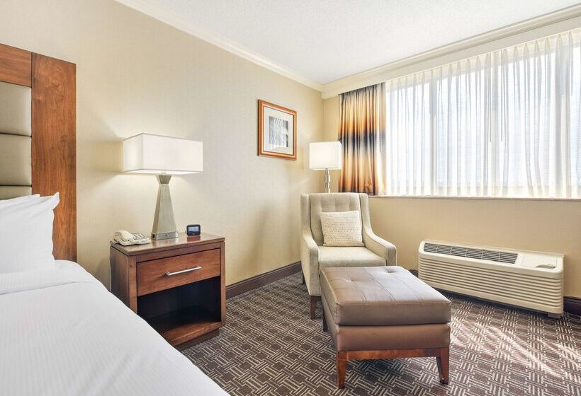 هتل Hilton Arlington National Landing