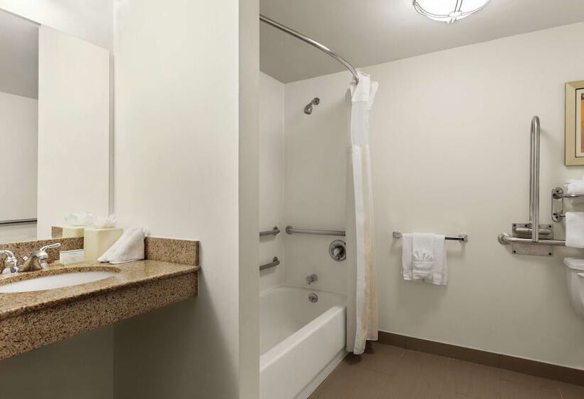 בית מלון כפרי Hilton Garden Inn Shelton