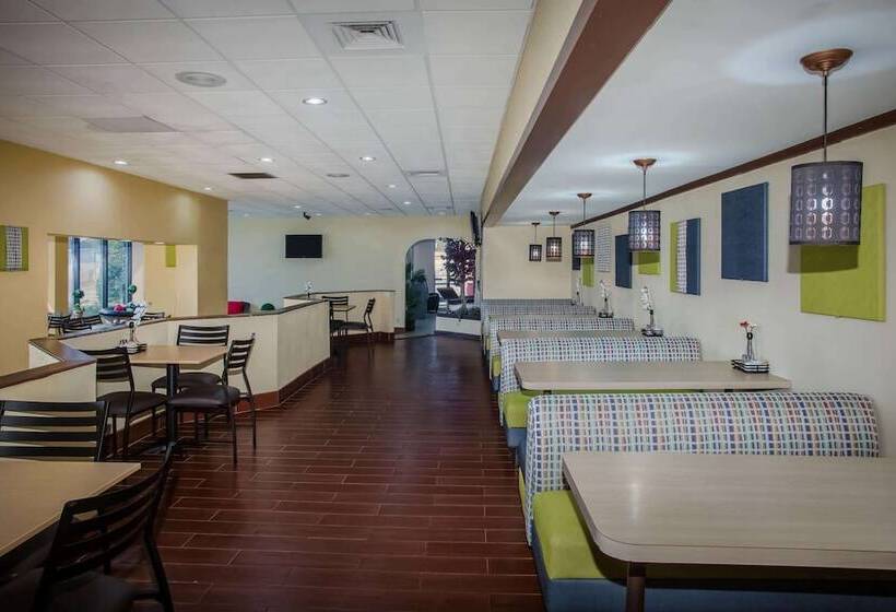 בית מלון כפרי Ramada By Wyndham Statesville