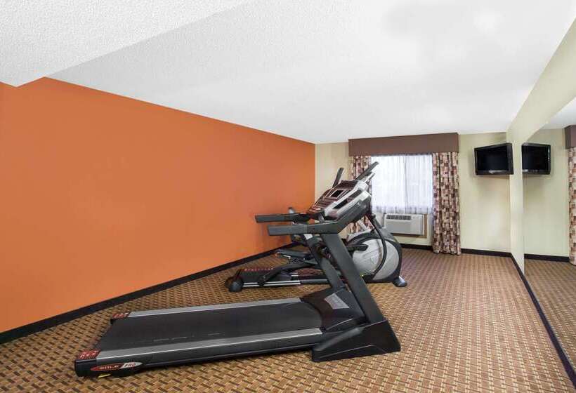 فندق Super 8 By Wyndham Clive Ia