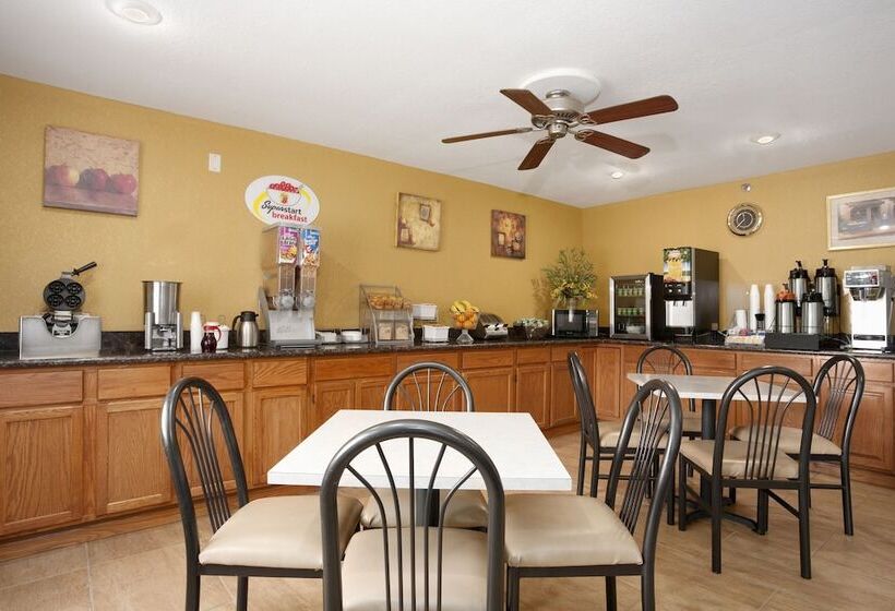 فندق Super 8 By Wyndham Clive Ia