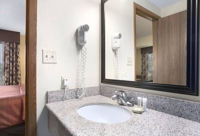 فندق Super 8 By Wyndham Clive Ia