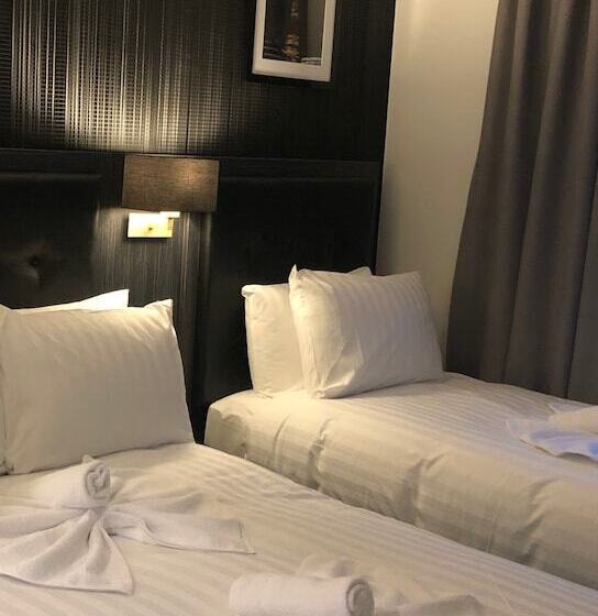 هتل The Pack And Carriage London