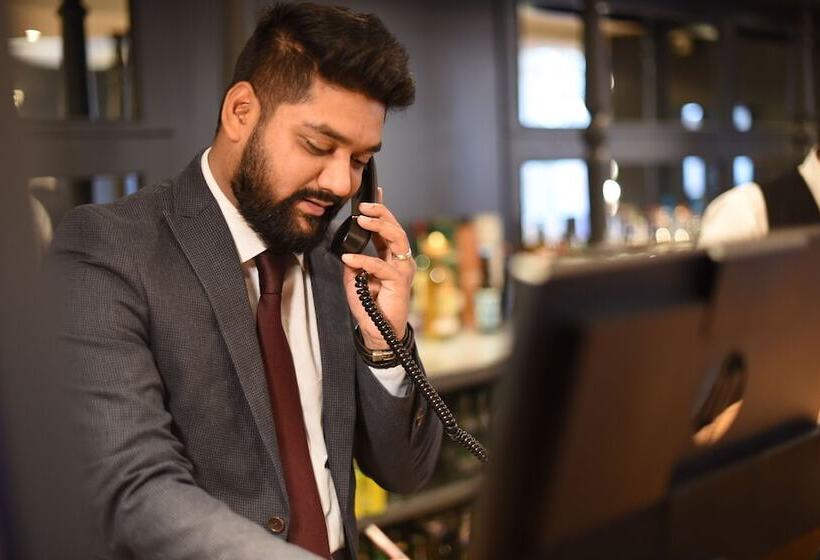 هتل The Pack And Carriage London