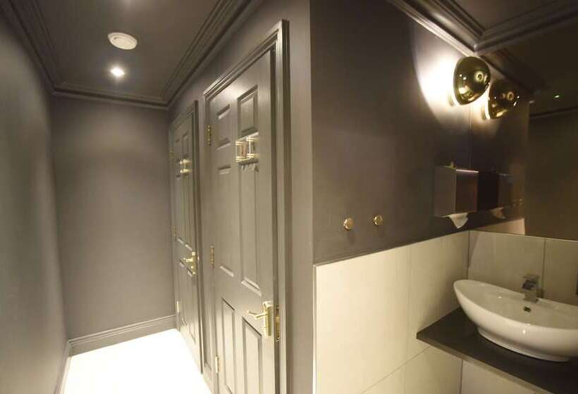 هتل The Pack And Carriage London