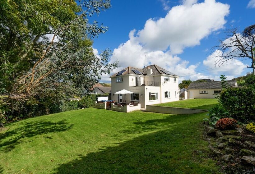 Peveril House, Spacious Eco Friendly Holiday Home