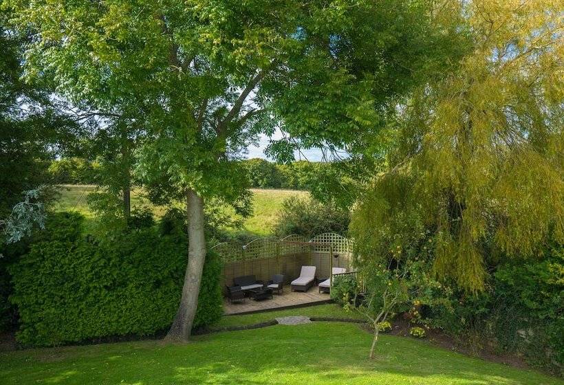 Peveril House, Spacious Eco Friendly Holiday Home
